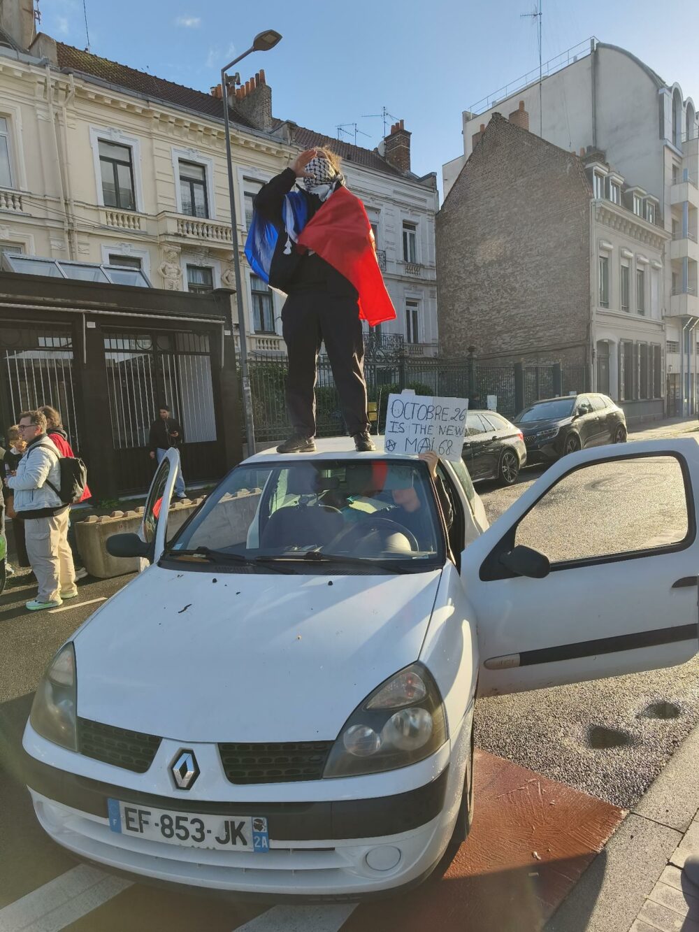 « Tasty crousti antifascisti » : Quand la gen Z tente de faire nation
