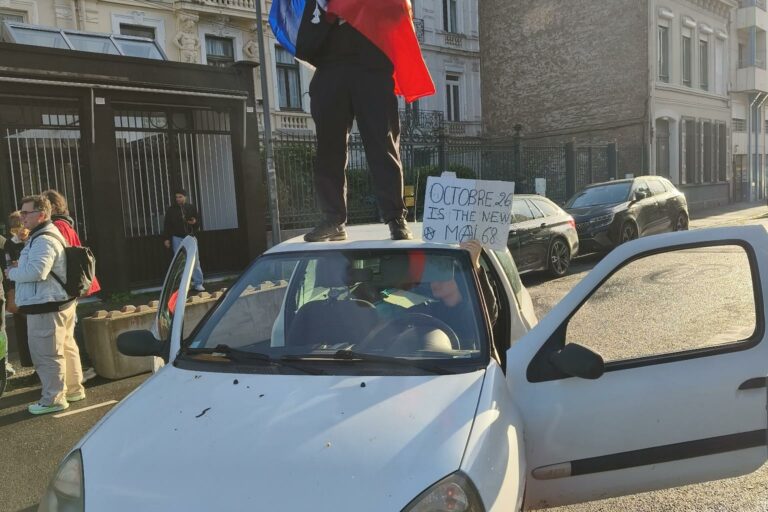 « Tasty crousti antifascisti » : Quand la gen Z tente de faire nation